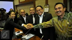 Menteri BUMN Rini Soemarno (kiri) berjabat tangan dengan Komisi VI usai mengikuti Rapat Kerja, Jakarta, Selasa (6/10/2015). Komisi VI menyetujui tambahan penyertaan modal negara (PMN) kepada 23 BUMN senilai Rp.34,32 triliun.(Liputan6.com/Johan Tallo)