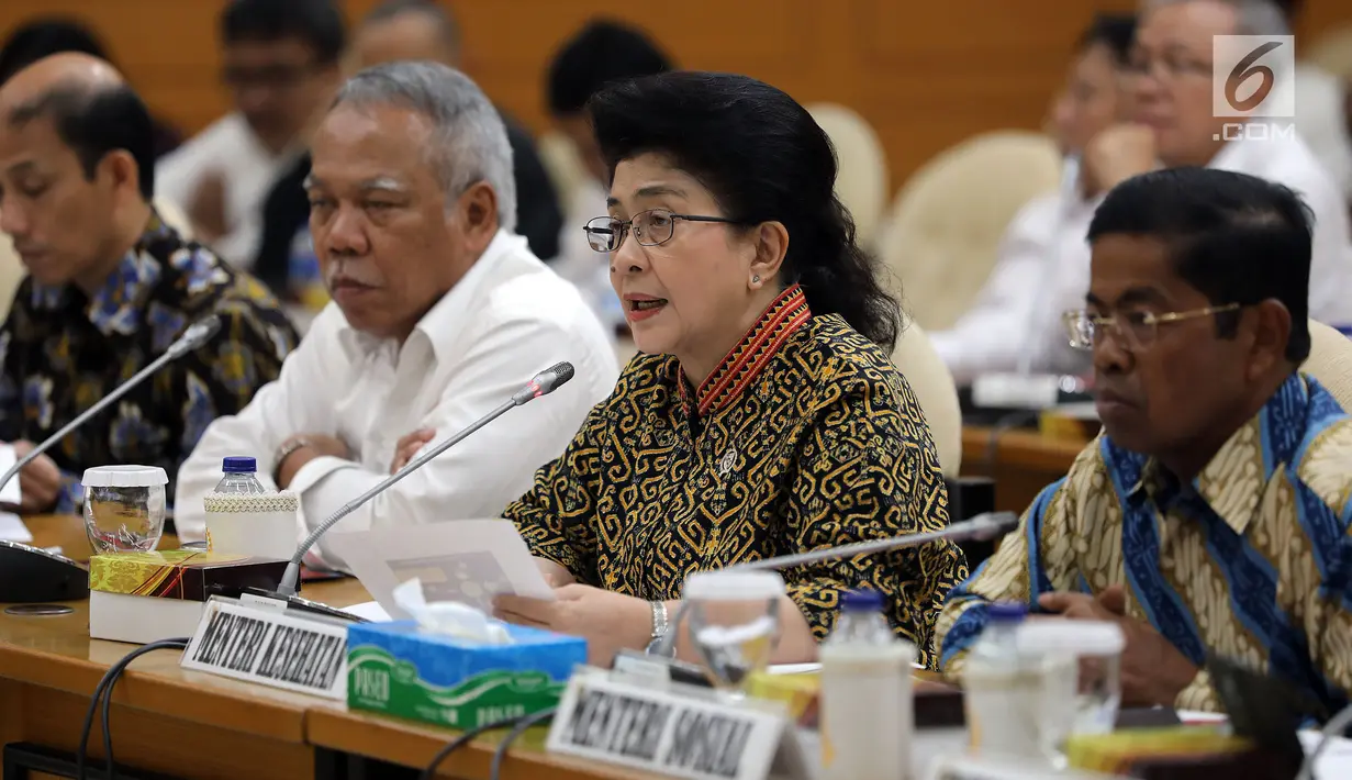 Menteri Kesehatan Nila F Moeloek (kedua kanan) menyampaikan keterangan saat rapat konsultasi dengan pimpinan DPR di Kompleks Parlemen, Jakarta, Kamis (1/2). (Liputan6.com/JohanTallo)