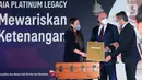 Presiden Direktur AIA Sainthan Satyamoorthy (tengah) didampingi Chief Marketing Officer Kathryn Parapak (kiri) dan Direktur Keagenan Indrasena Patmawidjaja (kanan) berbincang saat peluncuran AIA Platinum Legacy di Jakarta, Senin (6/6/2022). AIA Platinum Legacy yang menyasar segmen nasabah High Net Worth (HNW) dengan nilai proteksi maksimal mulai Rp 2 miliar dilengkapi AIA Vitality untuk bantu jaga kesehatan nasabah. (Liputan6.com/HO/Astra)