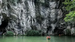 Sejumlah wisatawan bersenang-senang di objek wisata Tianhetan, Kota Guiyang, Provinsi Guizhou, China, Selasa (9/6/2020). (Xinhua/Ou Dongqu)