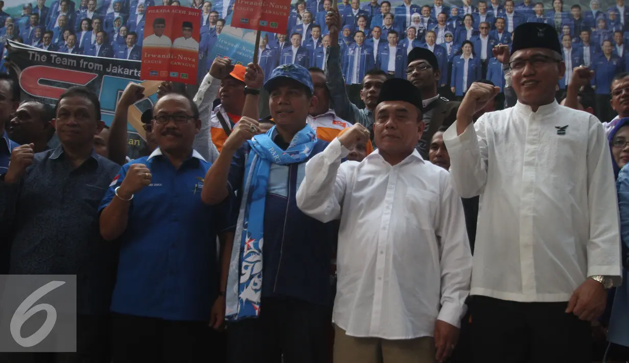 Sekjen Partai Demokrat Hinca Pandjaitan (tengah) bersama bakal calon pemimpin daerah Aceh dan Sulawesi Barat saat deklarasi dan penandatanganan pakta integritas di Kantor DPP Partai Demokrat, Jakarta, Jumat (5/8). (Liputan6.com/Gempur M Surya)