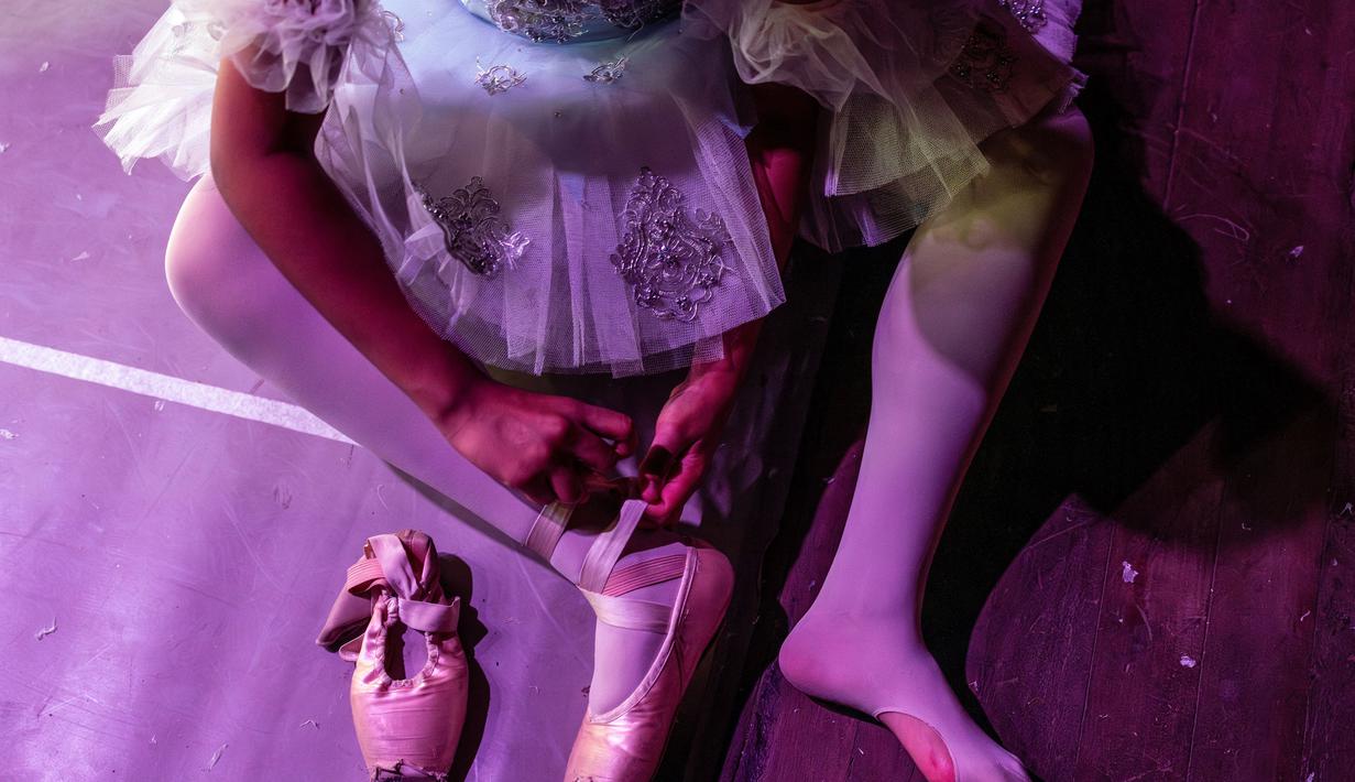 Dance Centre Kenya (DCK) telah berkembang menjadi sekolah tari terkemuka dan paling beragam di Kenya dengan komitmen untuk mengajar para penari berbakat yang tidak dipengaruhi kemampuan peserta untuk membayar pelatihan. (LUIS TATO/AFP)