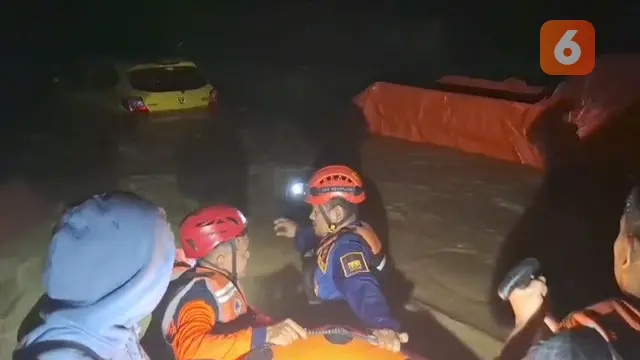 Tim Sar saat mengevakuasi korban banjir di kawasan perumahan Pratama Indah Residence yang berada di Kampung Sumur Tujuh, Desa Bojong, Kecamatan Cikembar, Kabupaten Sukabumi. (Liputan6.com/Fira Syahrin).