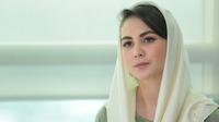 Lantas apa yang hingga kini membuat postur tubuhnya seperti tak berubah. Padahal, ia mengaku bisa makan hingga empat kali dalam sehari saat mengikuti sang suami bertugas. (Adrian Putra/Bintang.com)