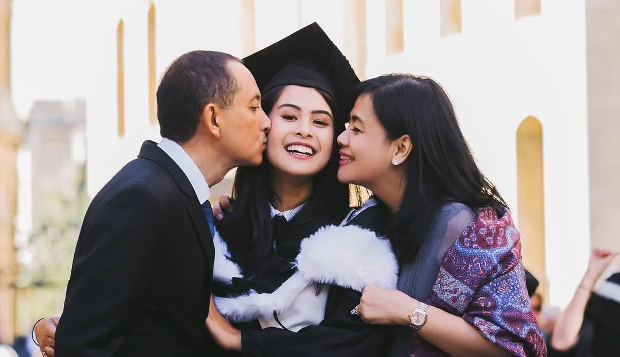 Maudy Ayunda terlihat cantik saat lulus dari Universitas Oxford. Pada momen penting itu, ia didampingi oleh kedua orangtuanya. (Foto: instagram.com/maudyayunda)