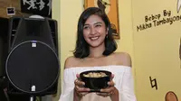 Mikha Tambayong merayakan ulang tahun sekaligus membuka sebuah Kafe. 