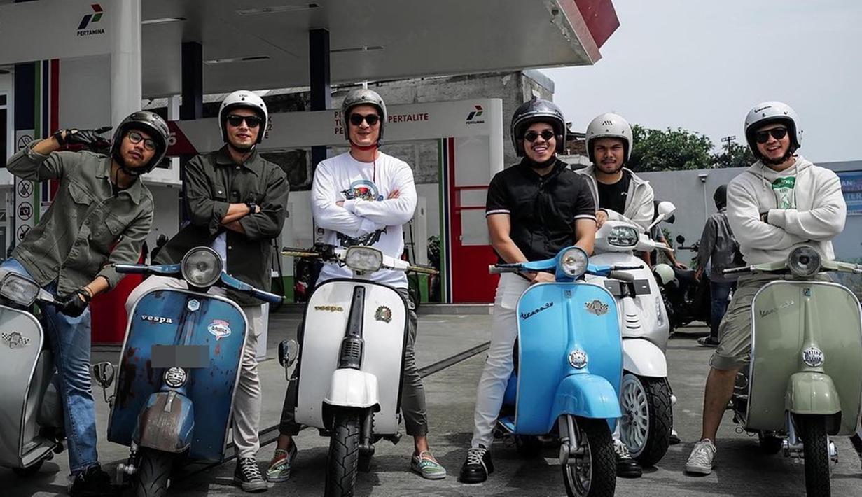 Tidak sendiri, Irwansyah melakukan touring bersama teman-temannya. Salah satunya ada Atta Halilintar. Diketahui, suami Aurel Hermansyah itulah yang membentuk klub motor yang diberi nama komunitas Classic Nih Boss. Mereka tampak touring dengan vespa model jadulnya. (Liputan6.com/IG/@irwansyah_15)