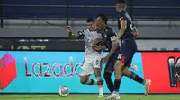 Duel antara penyerang Persikabo 1973, Ciro Alves (putih), dengan kapten Arema FC, Ahmad Alfarizi, dalam laga tunda pekan 17 BRI Liga 1 2021/2022 di Stadion Kapten I Wayan Dipta, Gianyar, Rabu (5/1/2022). (Bola.com/Nandang Permana)