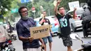 Penjual jasa perbaikan telepon genggam menawarkan jasanya di depan Mall Pusat Grosir Cililitan, Jakarta, Kamis (14/5/2020). Sejak pemberlakuan Pembatasan Sosial Berskala Besar yang berimbas pada penutupan pusat-pusat perbelanjaan, pendapatan mereka turun drastis. (Liputan6.com/Helmi Fithriansyah)
