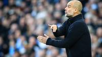Aksi manajer Manchester City, Pep Guardiola dalam laga melawan Leicester City, Sabtu (15/4/2023) malam WIB. (AFP/Lindsey Parnaby)
