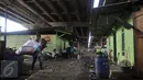 Aktivitas warga Kolong Tol Pluit, Jakarta, (3/1). Permukiman liar di kolong tol Pluit segera dibereskan dan tidak perlu melayangkan surat sosialisasi hingga tiga kali surat peringatan untuk membereskan kawasan tersebut. (Liputan6.com/Gempur M Surya)