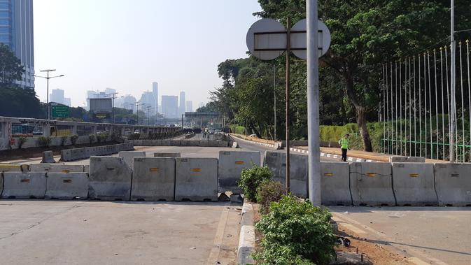 Polisi masih menutup jalan depan DPR, Selasa (1/10/2019) pagi. (Liputan6.com/Fachrur Rozie)