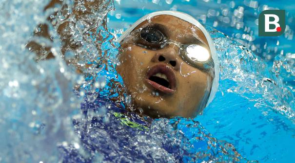 Perenang DKI Jakarta, Adelia Chantika beraksi dalam nomor 4x100 meter estafet gaya ganti putri Kejuaraan Nasional Akuatik Indonesia 2026 di Stadion Akuatik Gelora Bung Karno, Senayan, Jakarta, Jumat (01/05/2026). (Bola.com/Bagaskara Lazuardi)