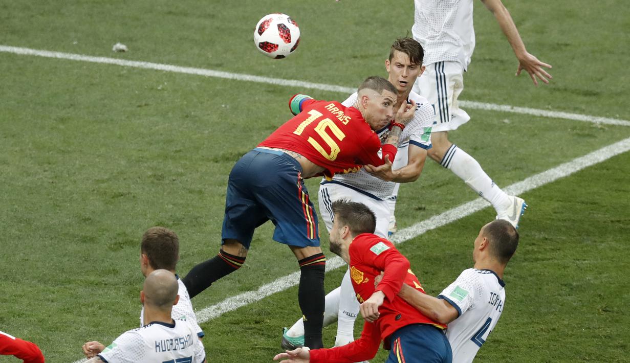 Duel Sergio Ramos (15) dan pemain Rusia pada laga 16 besar Piala Dunia 2018 di  Luzhniki Stadium, Moskow, Rusia, (1/7/2018). Rusia menang penalti atas Spanyol Spain 4-3. (AP/David Vincent)