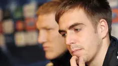Bek Bayern Muenchen Philipp Lahm (kanan) dan gelandang Bastian Schweinsteiger di sesi konferensi pers di Melia Hotel, Milan, 22 Februari 2011 jelang laga Liga Champions lawan Inter Milan. AFP PHOTO / GIUSEPPE CACACE 