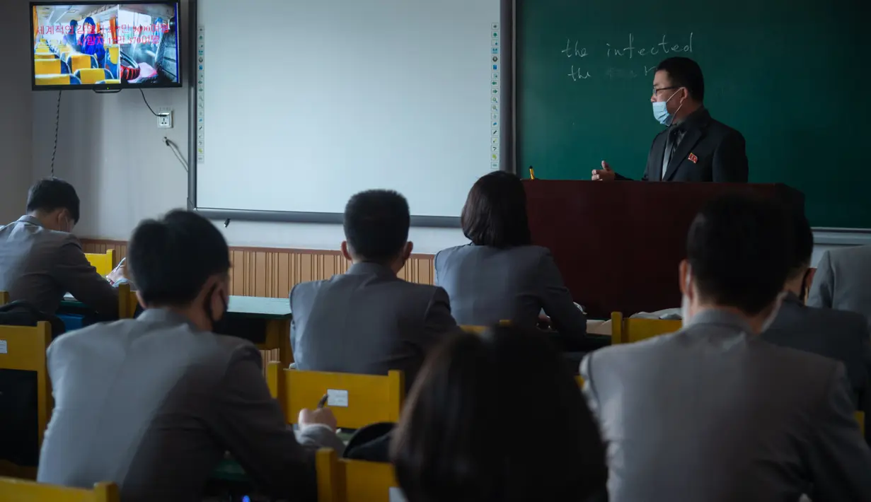 Mahasiswa menghadiri kuliah dengan mengenakan masker sebagai upaya mencegah penyebaran pandemi Covid-19 di Universitas Kedokteran Pyongyang di Pyongyang Rabu (22/4/2020). Korea Utara memberlakukan pembatasan ketat guna mengantisipasi penyebaran virus corona di negara tersebut. (KIM Won Jin/AFP)