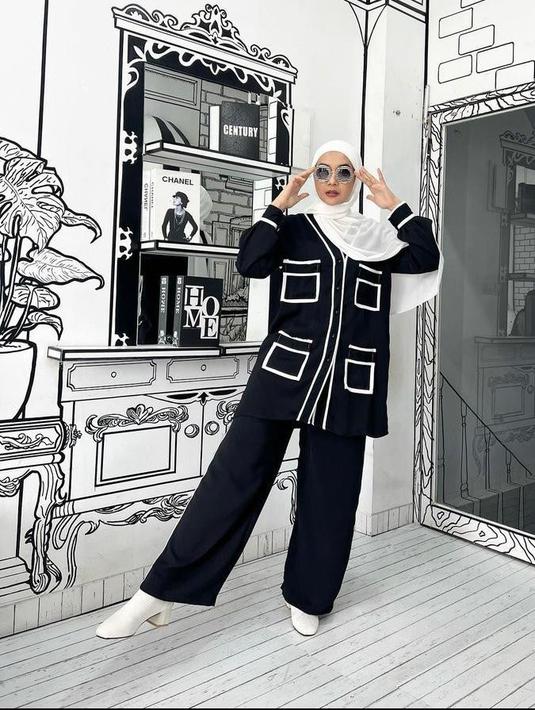 Ide outfit monokrom, bisa tiru gaya Zaskia Sungkar satu ini. Padukan outfit dengan detail pocket warna hitam dengan hijab warna putih. (Instagram/zaskiasungkar).
