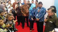Wartawan cilik memberondong pertanyaan kepada Wakil Presiden Jusuf Kalla saat membuka peringatan Hari Listrik Nasional ke-71. (Foto: Ilyas Istianur/Liputan6.com)