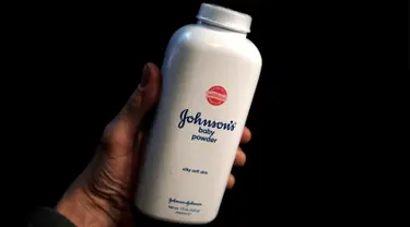 Botol Johnson & Johnson terlihat pada ilustrasi foto di New York, 24 Februari 2016. J&J diharuskan membayar US$72 juta (Rp965 M) kepada keluarga wanita yang menyatakan kematiannya terkait penggunaan bedak Baby Powder perusahaan itu. (REUTERS/Mike Segar)