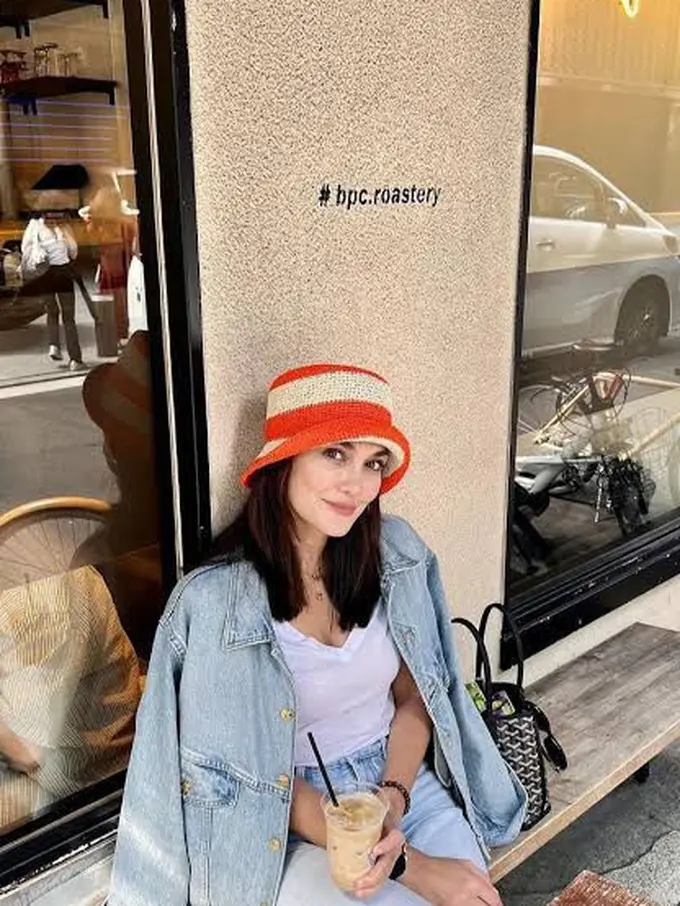 Inspirasi padu padan jaket jeans ala Luna Maya (Instagram/@lunamaya)
