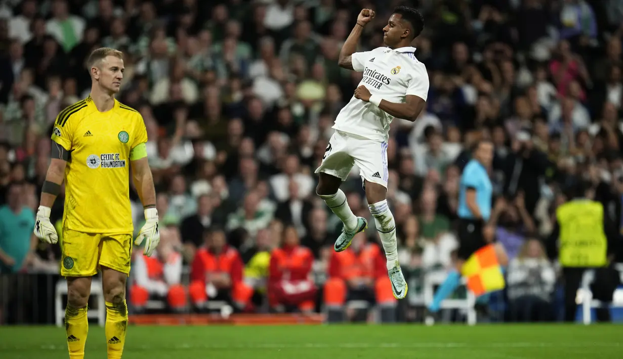 Penyerang Real Madrid, Rodrygo melompat untuk merayakan mencetak gol kedua timnya ke gawang Celtic selama pertandingan Grup F Liga Champions di stadion Santiago Bernabeu di Madrid, Spanyol, Kamis (3/11/2022). Hasil ini memastikan Madrid lolos ke babak 16 besar Liga Champions dengan status juara Grup F. E
(AP Photo/Manu Fernandez)