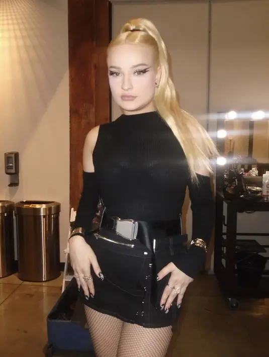 Petras tampil dengan eyeliner wings yang kali ini cukup on point. Ia tampil tanpa blush on hanya mengenakan lipstik nudenya. (@kimpetras)