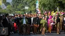 Rombongan Gibran Rakabuming Raka diiringi tari "Edan-edanan" yang dilakukan sepasang penari saat berjalan kaki menuju lokasi akad nikah, di Gedung Graha Buana, Solo, Jawa Tengah, Kamis (11/6/2015). (Liputan6.com/Faizal Fanani)