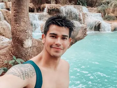 Mulai terjun ke dunia hiburan sejak tahun 2012, Leo Consul mulai dikenal saat jadi pembawa acara Eat Bulaga! Indonesia yang ditayangkan SCTV. Selain jadi pembawa acara, ia pun jadi aktor dalam sinetron Putih Abu-Abu sebagai Fajar. (Liputan6.com/IG/@consulleo)