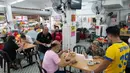 Pelanggan sarapan di sebuah restoran lokal di Kuala Lumpur, Malaysia, Senin, (4/5/2020). Malaysia sejak lockdown sejatinya baru akan berakir pekan depan. Perdana Menteri Muhyiddin Yassin berusaha untuk menyeimbangkan antara membatasi virus dan menghidupkan kembali ekonomi. (AP/Vincent Thian)