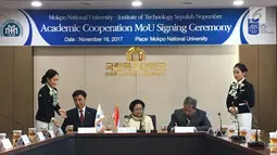 Rektor Institut Negeri Sepuluh November, Joni Hermana disaksikan Presiden ke-5 RI Megawati Soekarnoputri menandatangani MoU dengan President Mokpo National University, Il Cho di Kampus Mokpo, Korea Selatan, Kamis (16/11). (Liputan6.com/ Andri Haryanto)