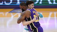 Pebasket Los Angeles Lakers, LeBron James, berpelukan dengan pemain Charlotte Hornets, LaMelo Ball. (AP/Marcio Jose Sanchez).
