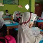 Pemkot Serang hari ini, Selasa, 18 Agustus 2020, membuka kembali aktivitas belajar mengajar tatap muka di sekolah meski pandemi Covid-19 belum ada tanda-tanda berakhir. (Liputan6.com/ Yandhi Deslatama)