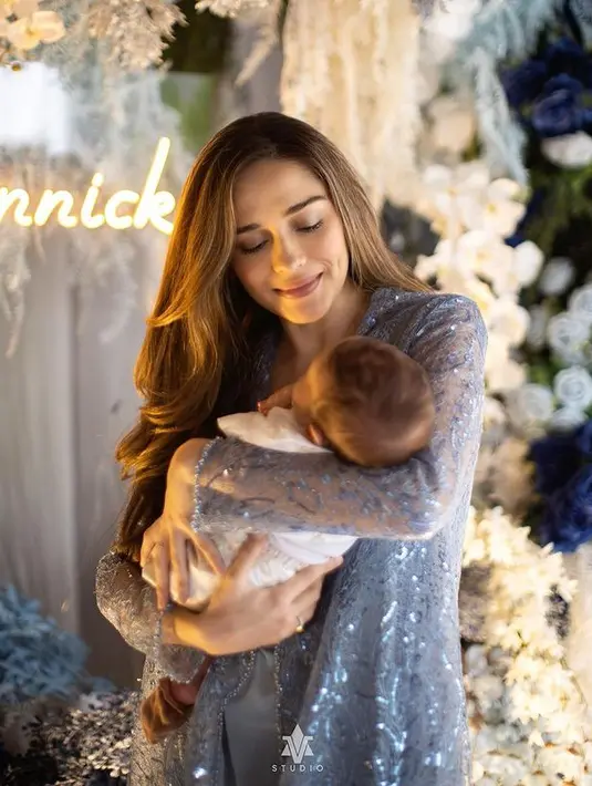 Momen akikah anak ketiganya. Sekedar informasi, pada Minggu 28 Agustus 2022 lalu, pemilik nama asli Yasmine Leeds Wildblood itu melahirkan anak ketiga berjenis laki-laki. Kehadiran Yannick Abishalom Budisatrio Soerjosoemarno melengkapi kebahagiaan rumah tangganya. [Instagram/yaswildblood]