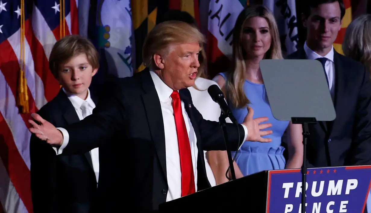 Presiden ke-45 AS Donald Trump didampingi keluarga menyampaikan pidato kemenangan di hadapan para pendukungnya di Manhattan, New York Rabu (9/11). Trump unggul cukup jauh atas pesaingnya dari Partai Demokrat, Hillary Clinton. (REUTERS/Carlo Allegri)