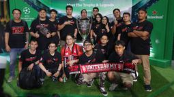 Fans foto bersama trofi Liga Champions dalam acara bertajuk Meet The UEFA Champion League Trophy and Legends di MGP Space SCBD, Jakarta, Sabtu (27/4/2024). (Bola.com/M iqbal Ichsan)