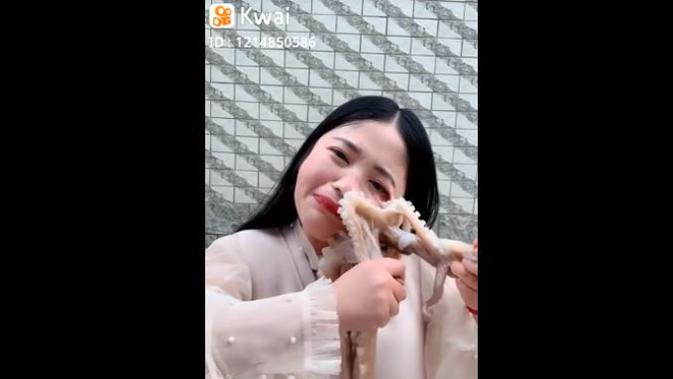 Seorang gadis di China mengalami hal tidak terduga saat melakukan livestreaming dengan gurita (Screen Grab Youtube)