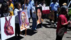 Terpidana mati asal Australia, Myuran Sukumaran membuat 4 lukisan menjelang eksekusi mati dirinya, Nusakambangan, Jawa Tengah, Selasa (28/4/2015). Lukisan tersebut sebagai kenangan-kenangan untuk keluarga Myuran Sukumaran. (Liputan6.com/Yoppy Renato)
