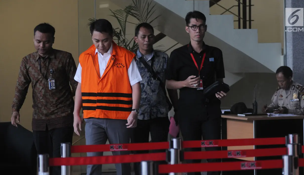 Tersangka anggota DPR Fayakhun Andriadi menuju ruang penyidik untuk menjalani pemeriksaan di gedung KPK, Jakarta (6/4). Fayakhun menjadi tersangka kasus suap pengadaan satelit monitoring di Badan Keamanan Laut (Bakamla). (Merdeka.com/Dwi Narwoko)