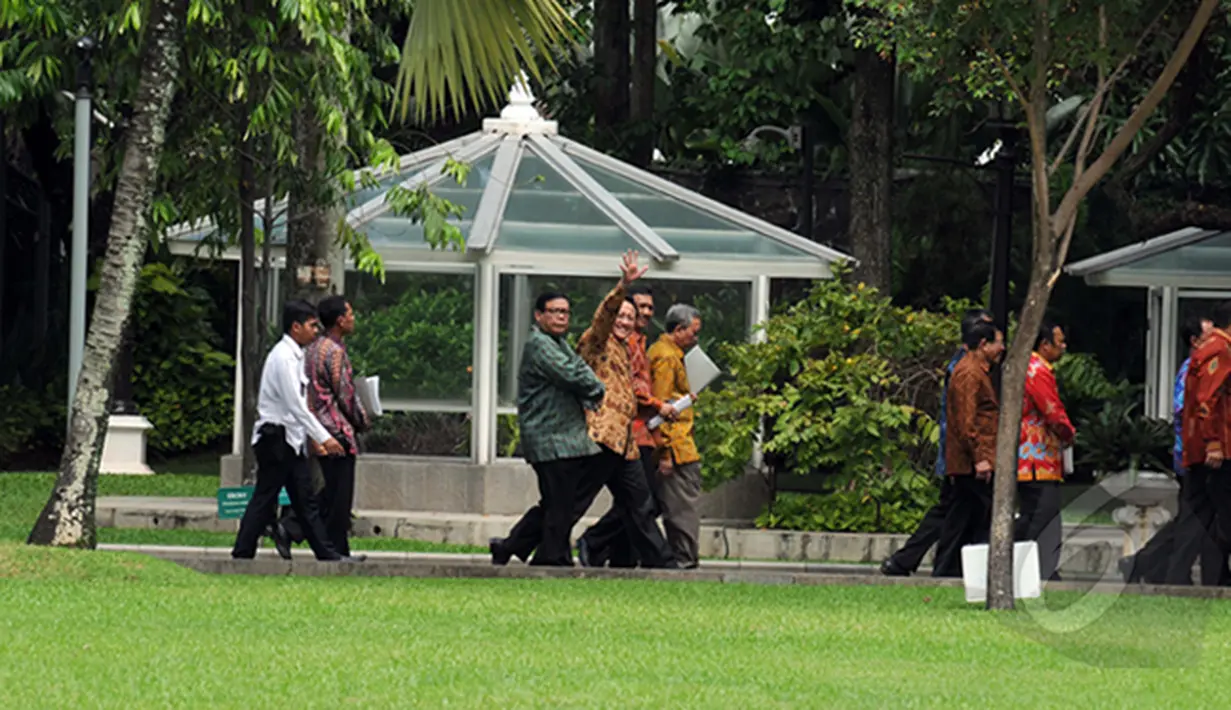 Ketua DPD RI, Irman Gusman melambaikan tangan kepada wartawan usai bertemu dengan Presiden Joko Widodo di Istana Merdeka, Jakarta, Senin (2/2/2015). Rapat konsultasi tersebut membahas isu terkini di dalam negeri. (Liputan6.com/Faizal Fanani)
