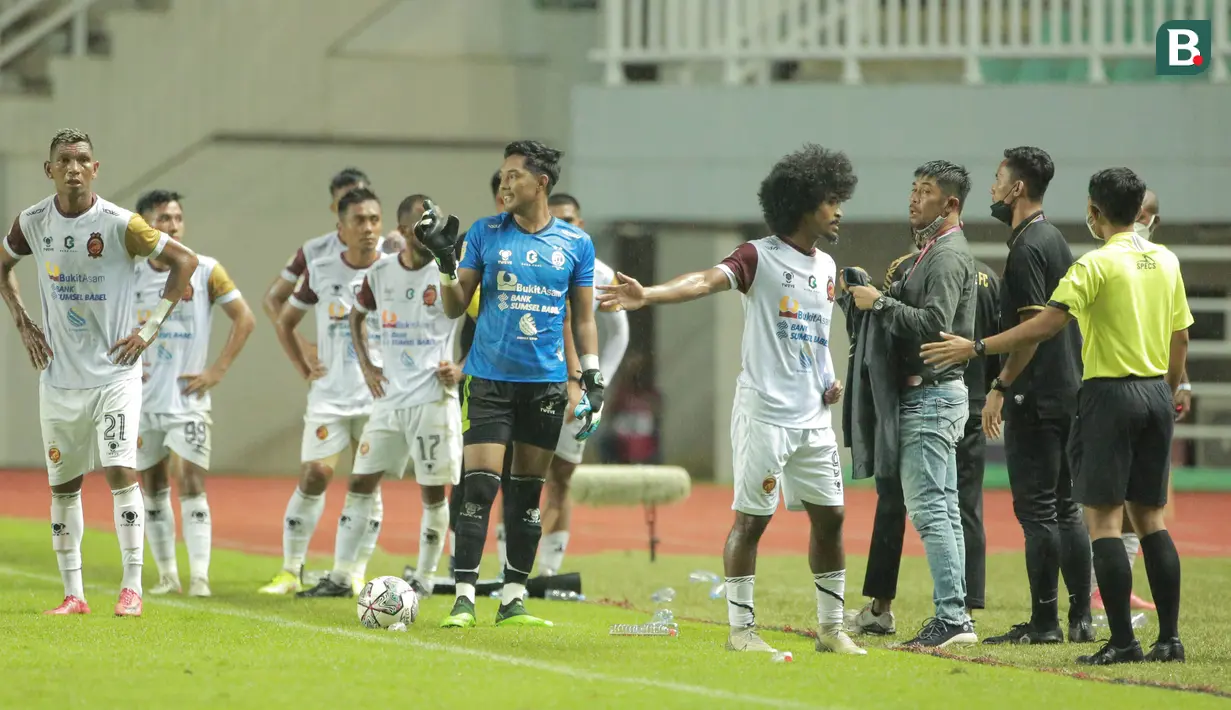 Laga ini sempat memanas di akhir babak pertama. Penyebabnya adalah keputusan kontroversial wasit yang kembali memberikan hadiah penalti kepada Persis. Hal itu sempat membuat pemain Sriwijaya marah dan enggan melanjutkan pertandingan. (Bola.com/M Iqbal Ichsan)