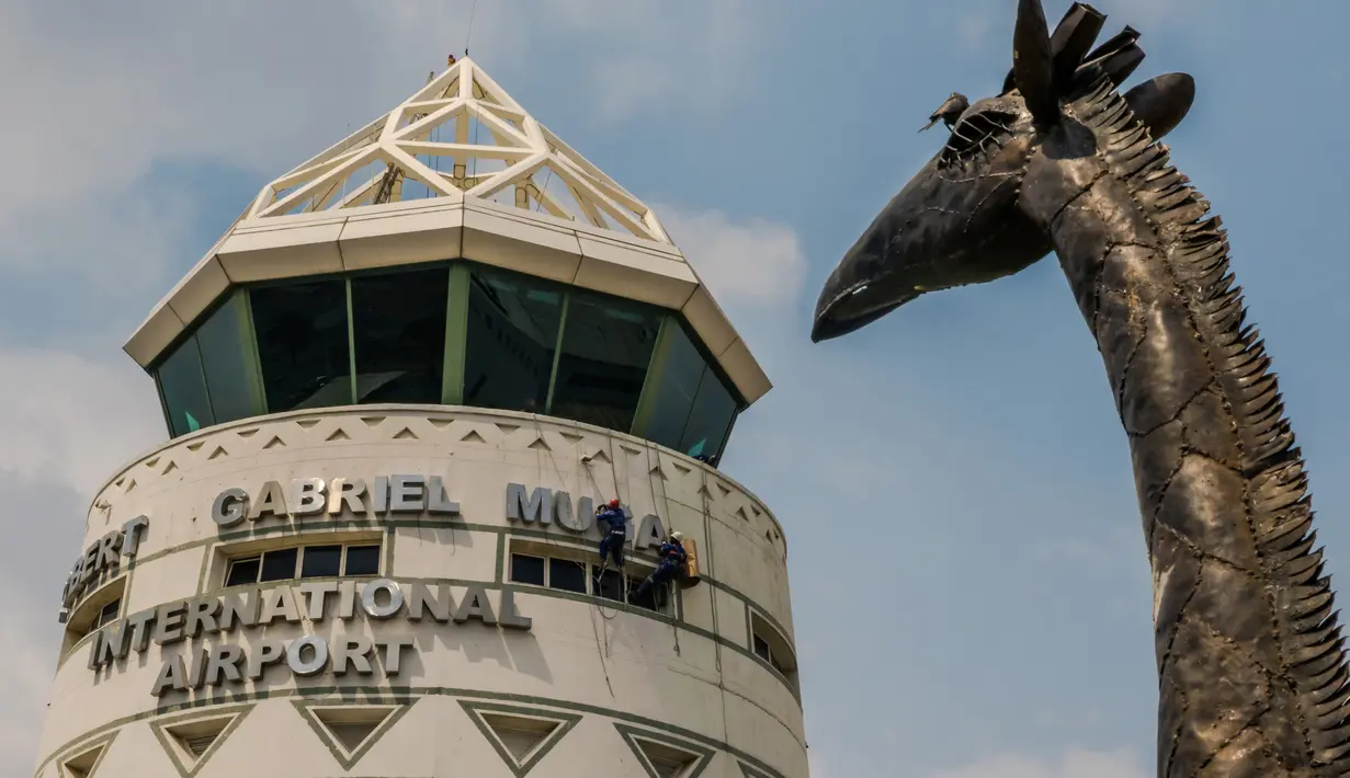 Pekerja memasang plang nama Bandara Robert Mugabe yang baru berganti nama, di Harare, Kamis (9/11). Pemerintah Zimbabwe mengganti nama bandara mereka yang semula bernama Bandara Harare menjadi Bandara Robert Mugabe.  (Jekesai NJIKIZANA/AFP)