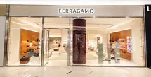 Ferragamo dengan bangga mengumumkan Grand Opening butik keduanya di Indonesia, yang berlokasi di Lantai Dasar Senayan City, Jakarta. Dirancang dengan apik, butik baru ini mencerminkan khas gaya Italia yang berakar pada keahlian luar biasa dan keanggunan dengan pendekatan arsitektur modern. / Foto dok: Ferragamo.