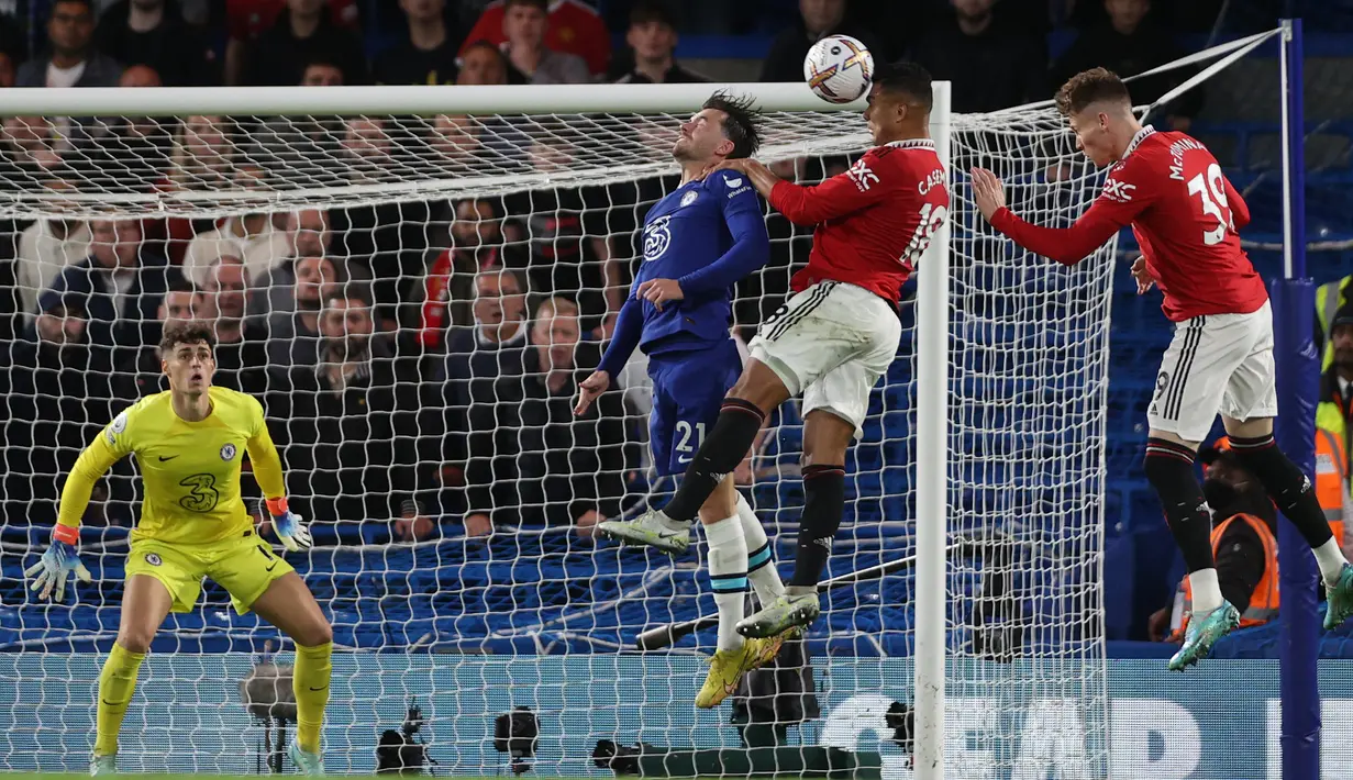 <p>Gol diciptakan oleh Casemiro lewat sundulan setelah berhasil memanfaatkan umpan silang dari Luke Shaw. (AFP/Adiran Dennis)</p>