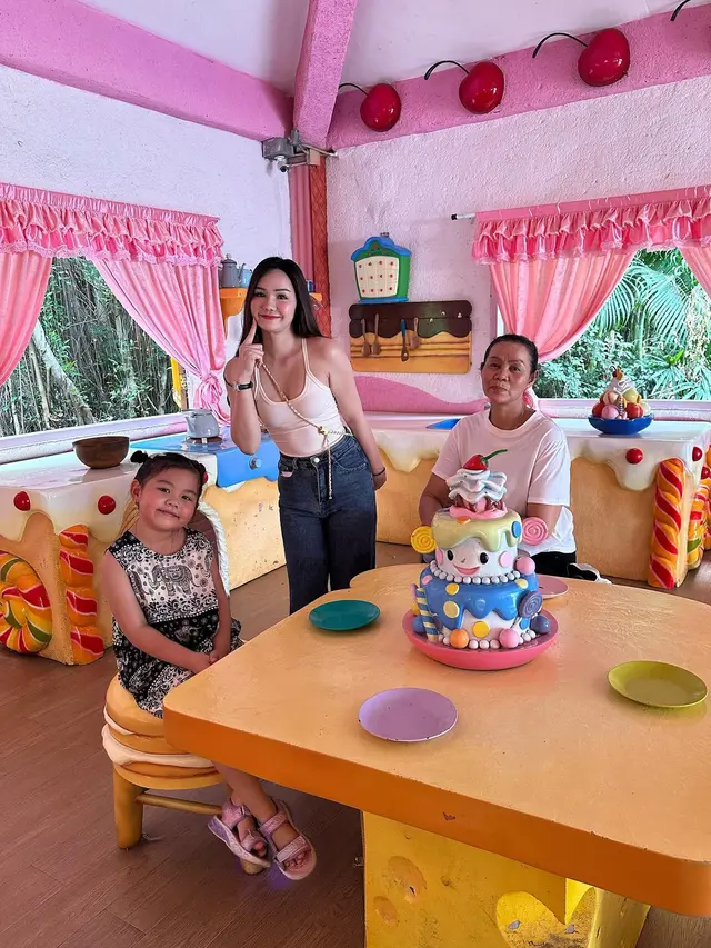 7 Potret DJ Katty Butterfly Pulang Kampung ke Thailand, Seru Liburan Bareng Keluarga