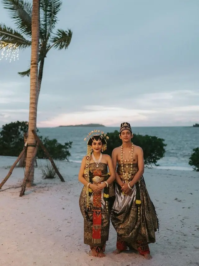 Potret Canti Tachril saat menikah dengan Adipati Dolken kenakan baju adat Jawa dodotan  (Sumber: Instagram/@cantitachril)