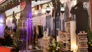 Pengunjung melihat-lihat kerajinan yang dipamerkan pada stand-stand KriyaNusa 2018 di Jakarta Convention Center, Jakarta, Sabtu (29/9). Pameran yang digagas Dewan Kerajinan Nasional berlangsung hingga 30 September. (Liputan6.com/Helmi Fithriansyah)