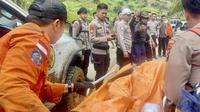 Evakuasi korban kecelakaan helikopter di hutan Mentewe Kalsel. Foto Antara