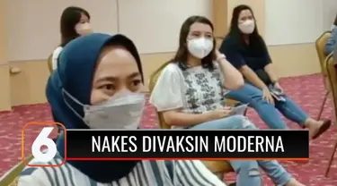 Ratusan tenaga kesehatan di Kota Bandung menjalani vaksinasi Covid-19 dosis ketiga. Vaksin yang digunakan merupakan vaksin Moderna asal Amerika Serikat.