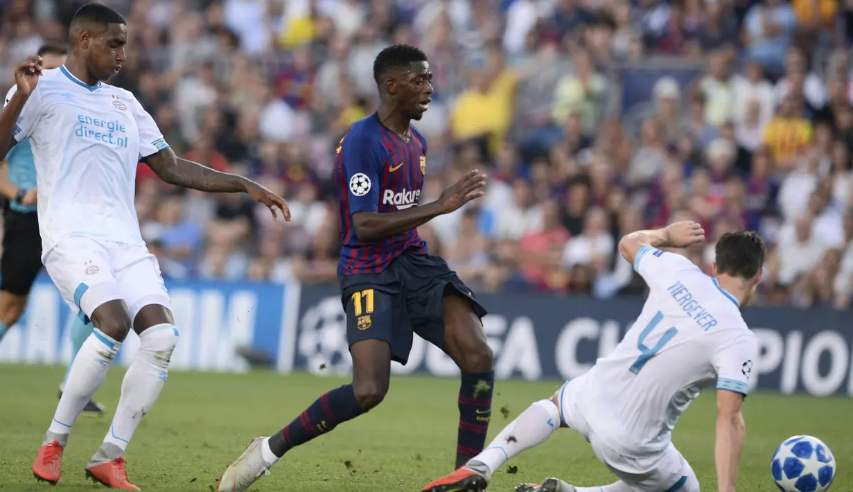 Gelandang Barcelona, Ousmane Dembele, berebut bola dengan bek PSV Eindhoven, Nick Viergever, pada laga Liga Champions di Stadion Camp Nou, Barcelona, Selasa (18/9/2018). Barcelona menang 4-0 atas PSV. (AFP/Josep Lago)