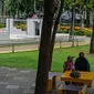 Warga duduk-duduk di Taman Puring, Jakarta, Minggu (14/3/2021). Mulai 13 Maret 2021, Dinas Pertamanan dan Hutan Kota Provinsi DKI Jakarta kembali membuka 28 Ruang Terbuka Hijau (RTH) Ibu Kota di masa penerapan Pemberlakuan Pembatasan Kegiatan Masyarakat (PPKM) Mikro. (Liputan6.com/Faizal Fanani)